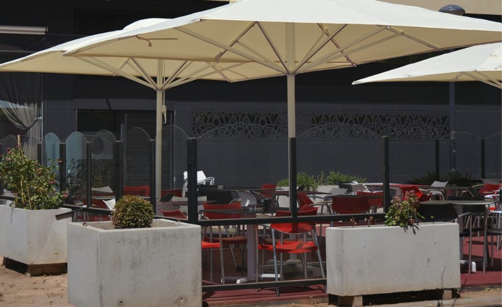 mampara redondeada de cristal como ejemplo de restaurantes con terraza