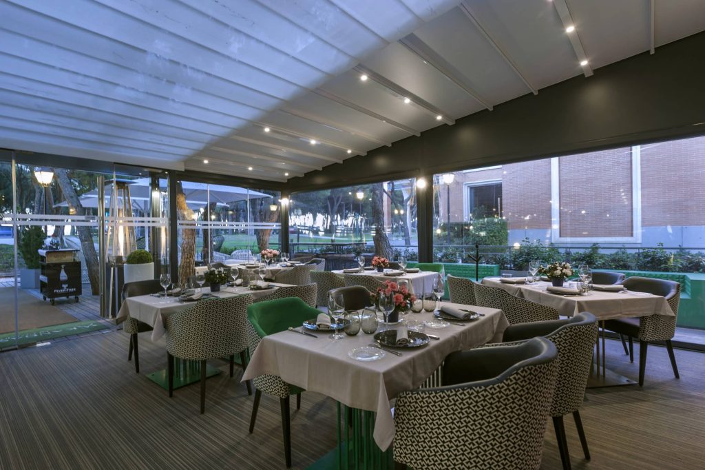 Elegante cerramiento con techo de lona tensada en el restaurante de un bar