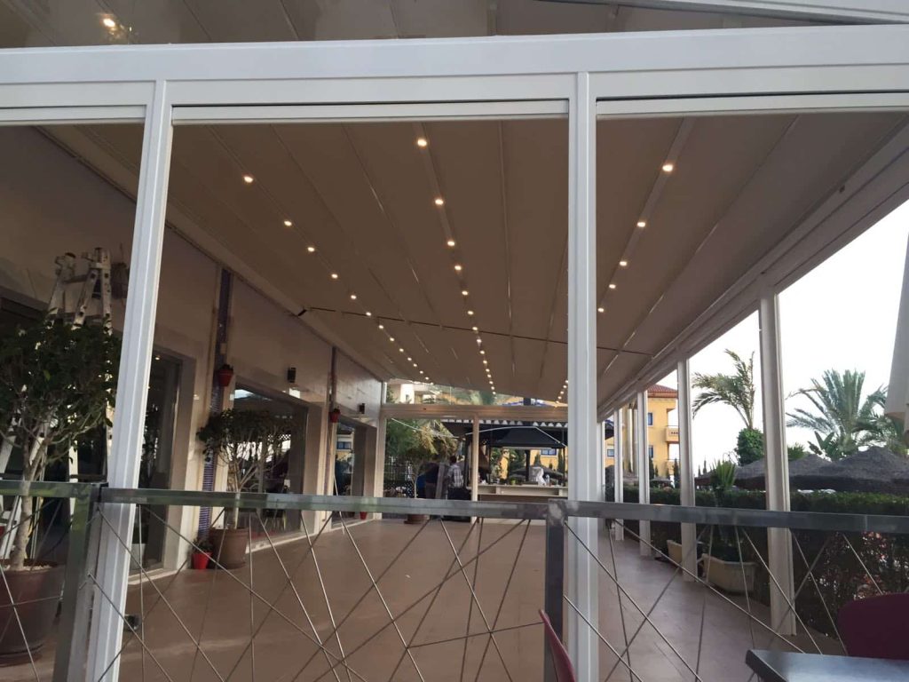 Cerramiento con techo de lona tensada de grandes dimensiones para cubrir una gran terraza de hostelería