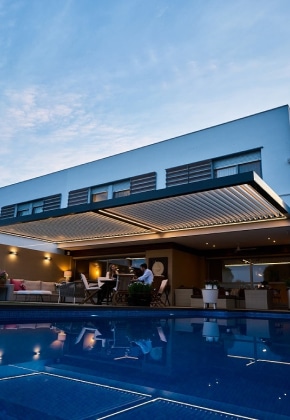 Pérgola bioclimática de lamas orientables en cerramiento de terraza