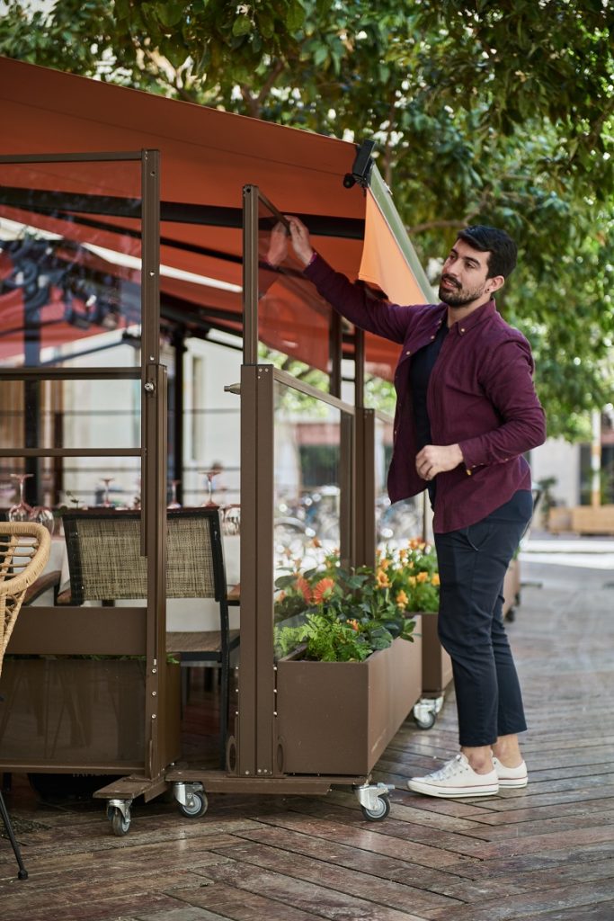 Paravientos de cristal en hostelería plegable accionado por el dueño del restaurante por el molesto viento que hay
